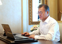 [영상pick] 김성태 문 대통령, 전자결재는 인터넷뱅킹 할 때나 쓸 것이지