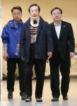 [슬라이드 포토] 김성태, 병원에서 국회로…긴급 의원총회 참석