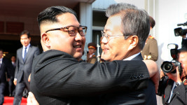 남북정상, 회담 마치고 포옹…南 서훈·北 김영철 배석