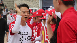 [슬라이드 포토] 포천 유세 나선 남경필…'기호 2번입니다!'
