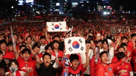 한국 경기 첫날 편의점 매출 최고 6배↑…맥주·야식 불티