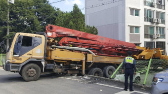 비탈길에 주차한 1t 트럭 '스르르'…60대 운전자 덮쳐 숨져
