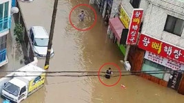 [현장 포토] 시간당 60㎜ 물폭탄 순식간에 하천으로 변한 광주 도심