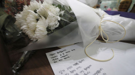 [포토] 부디 편히 쉴 수 있길…강서 PC방 사건 현장에 놓인 국화