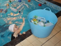 [뉴스pick] 유치원에서 수영장에 미니 플라스틱 쓰레기 섬 만든 이유