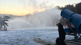 [포토] 겨울 온다 추위 반가운 스키장…인공눈 펑펑