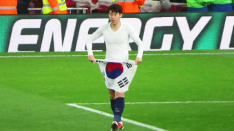PSG 이강인, 프랑스컵 2연패 성공 세리머니 속 태극기 펼쳐