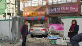 브레이크 착각 주차장 담벼락 뚫고 음식점 돌진…3명 부상