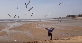 [스브스타] 해수욕장 한복판에서 갈매기 떼 휘어잡은(?) 개그우먼