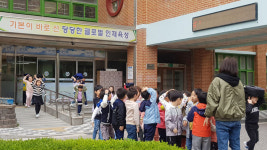 가방 뒤집어쓰고…지진 나자 대피하는 학생들