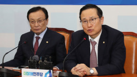 與, 새벽 4시 한국당과 '밤샘 몸싸움' 중단…