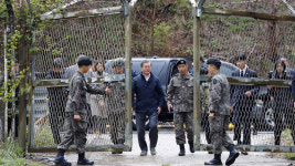 4·27 1주년 맞아 DMZ 간 文 대통령…소원카드에 평화가 경제다