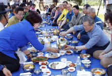 문 대통령, 모내기하고 농민들과 막걸리 · 국수 새참
