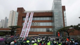 현대중 노조, 주총장인 한마음회관 이틀째 점거…전면파업 돌입