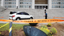 경찰이 사찰한다 정신병력 40대 승합차로 국회 본관 돌진