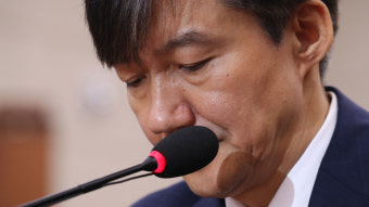 조국, 몰아치는 野 추궁에 '후' 한숨도…언쟁은 피해