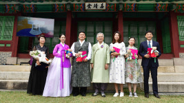 방탄소년단, 한복사랑 정부 감사장 받아