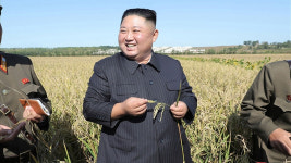 김정은, 군 농장 찾아 먹는 문제 전환해야…대내 메시지 주력