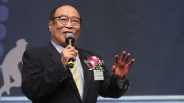 KBO, 한국 유일 '4할 타자' 백인천 전 감독에 공로패 수여