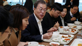 문 대통령, 구로디지털단지 구내식당 깜짝 방문…시민 목소리 경청