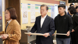 문 대통령, 구로디지털단지 구내식당 깜짝방문…시민 목소리 경청