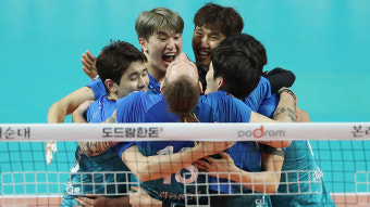 프로배구 우리카드, 한국전력 3대 0 완파…대한항공 턱밑 추격