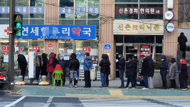 첫 주말 맞은 마스크 5부제…약국은 오늘도 북새통