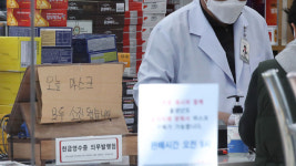 첫 주말 맞은 마스크 5부제…약국은 오늘도 북새통