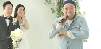 [스브스타] '랜선 결혼식' 올린 부부에 축가 선물한 박명수 
