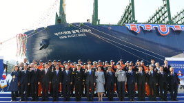 문 대통령, 세계 최대 컨테이너선 명명식서 해운강국 의지 천명