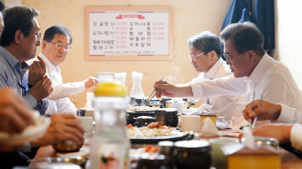 문 대통령, 참모들과 청와대 인근 식당 오찬…