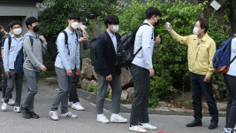 [현장] 고3 등굣길 방역도 철저히…교실엔 가림막