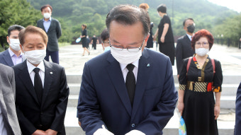 김부겸, 봉하마을 방문…