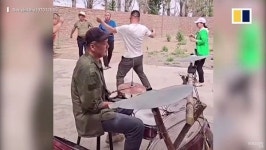 [Pick] 낡은 드럼에 불태운 열정…농촌 뒤집어놓은 중년 뮤지션