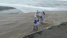 [뉴스딱] 불어난 강물 건너며 휘청…목숨 건 등굣길