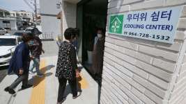 제주 나흘째 폭염·열대야 헉헉…육지는 물난리라는데