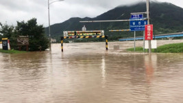 섬진강댐 수문 방류로 임실지역 3개 마을 침수…81명 고립