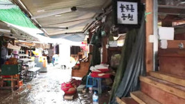 복구를 어떻게… 화개장터, 물 빠지자 온통 진흙 범벅
