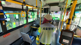 폭염 속 방호복 얼굴이라도 잠시…열기 식히는 의료진