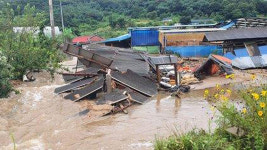 60년 정든 집 폭우에 폭삭…한 달째 마을회관 못 떠나는 87세 노인