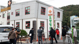 53명 집단양성 부산 요양병원에 보호자들 몰려 발 동동