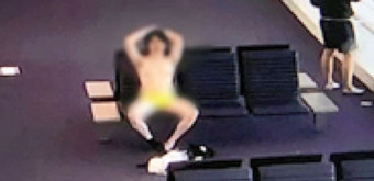 뺨 맞고 멱살 잡히는 직원들…송환 대기실서 무슨 일?