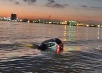 [Pick] 사람 구하려 의족 벗었다…침수 차량 향해 뛰어든 美 청년