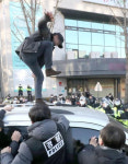 조두순 호송차 올라타 난동 유튜버…구속 영장 기각