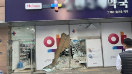 70대 운전자 몰던 SUV가 갑자기 약국으로 돌진…9명 부상