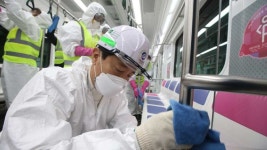 [현장] 박영선 편의점 vs 오세훈 지하철…선거운동 첫 행보