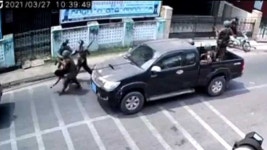 오토바이에 무차별 총질 CCTV 잡혔는데…미얀마군 