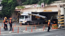 굴다리에 낀 대형 화물차 5시간 오도 가도 못해