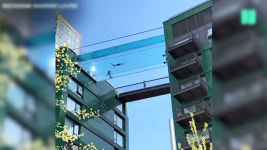 아파트 사이에 놓인 특별한 통로의 정체 하늘 수영장