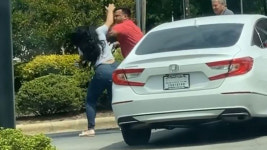 남성-여성 난투극 휘발유 사재기 美 주유소에서 새치기하다